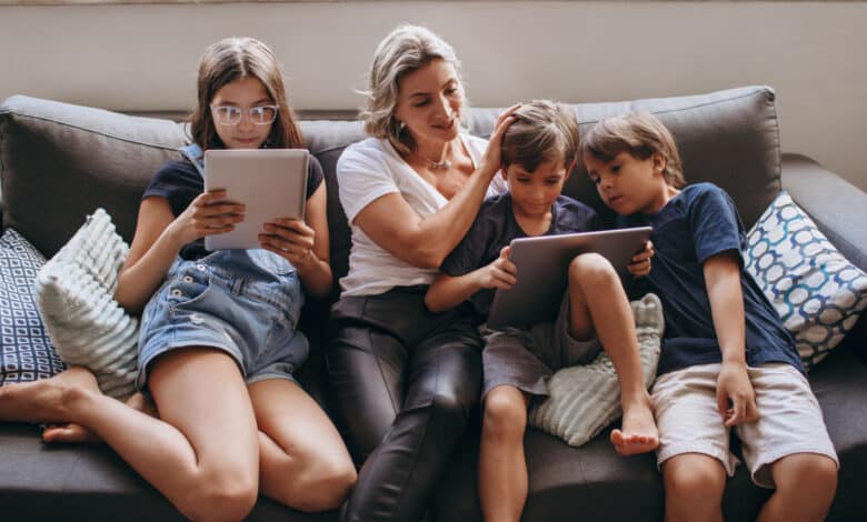 Activar el Control Parental, y utilizar servicios y webs para menores