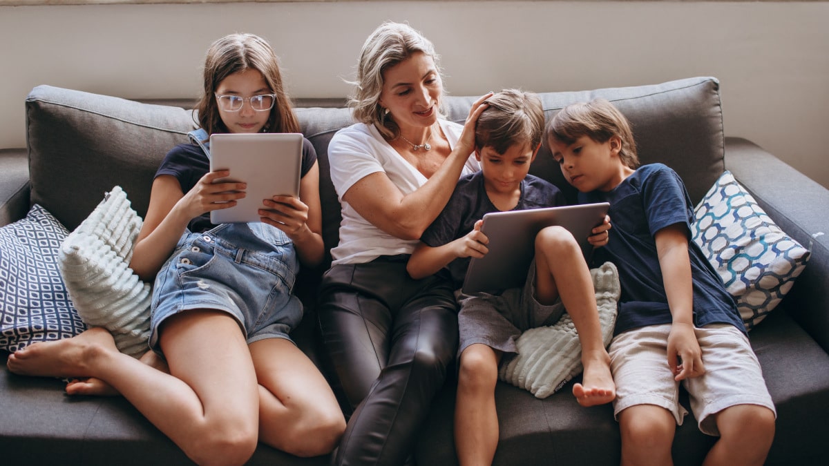 Activar el Control Parental, y utilizar servicios y webs para menores